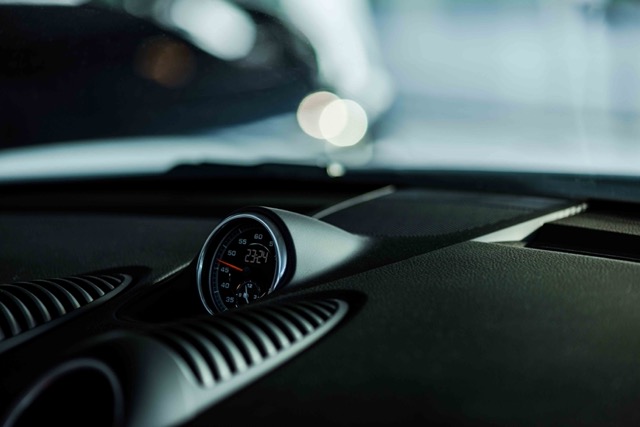 selective-focus-on-speed-gauge-Porsche 928
