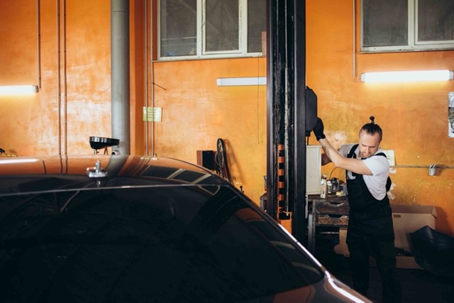 worker-lifting-car-in-automobile-service-for-fixing-Porsche 928